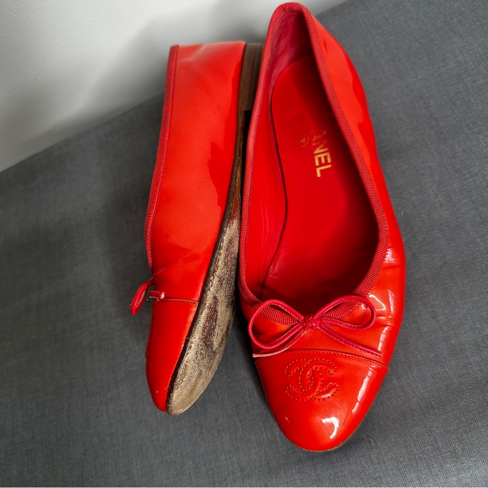 CHANEL - Women’s - Red Leather Patent Flats - Size 39(EU) - Picture 5 of 16